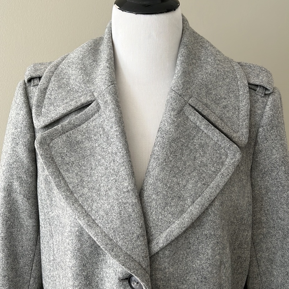 Gorgeous Banana Republic Women’s Long Coat. Beautiful grey. Size L